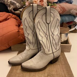 Women’s Idyllwind white distressed boots